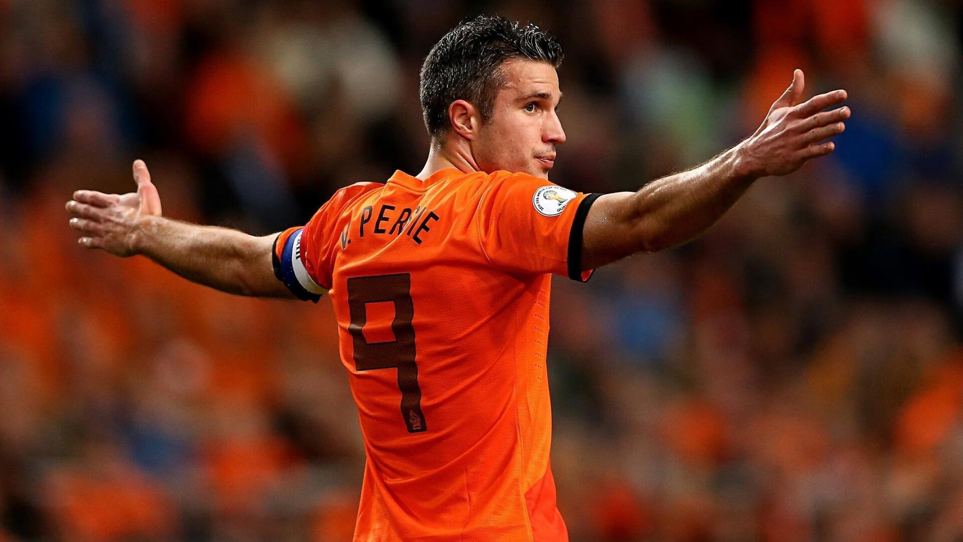 罕见的飞跃：车手意外飞出赛道瞬间，赛车飞跃撞车